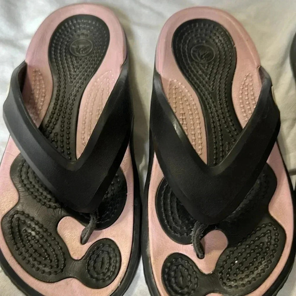 Crocs slip on flips flops / sandals size 6 women’s 2 pairs black and pink - Picture 3 of 8
